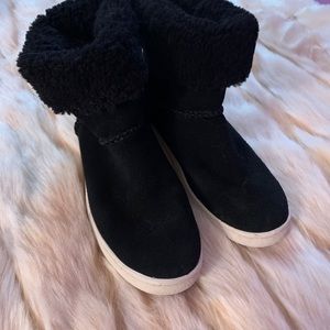 UGG FUZZY BLACK SHOES